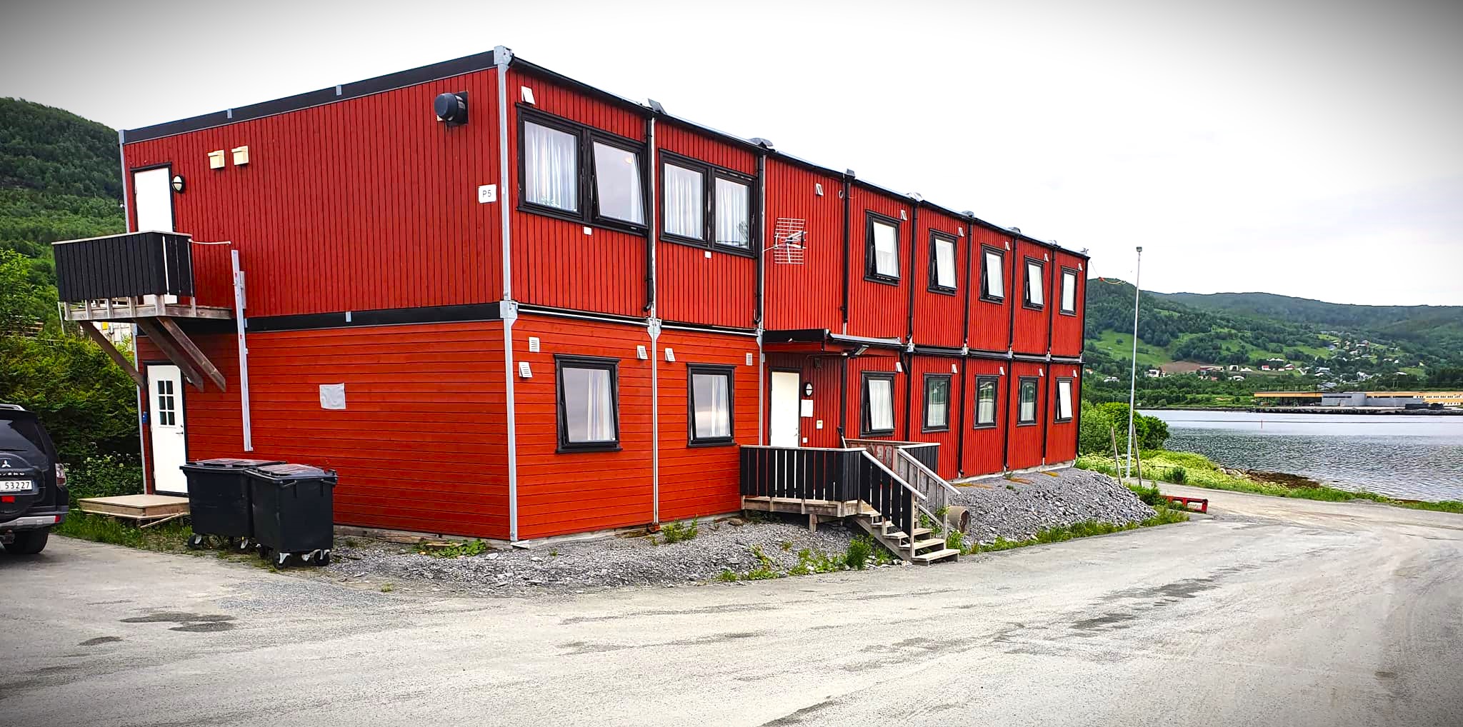 Brakkeriggen sett utenifra